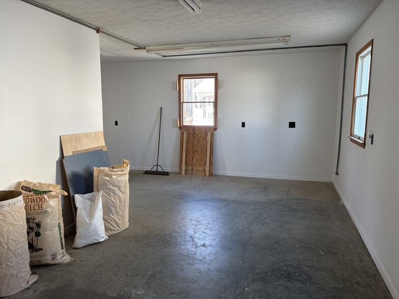 More Photos Of 45146 Andover Estates Rd, Valley Lee Warehouse For Lease