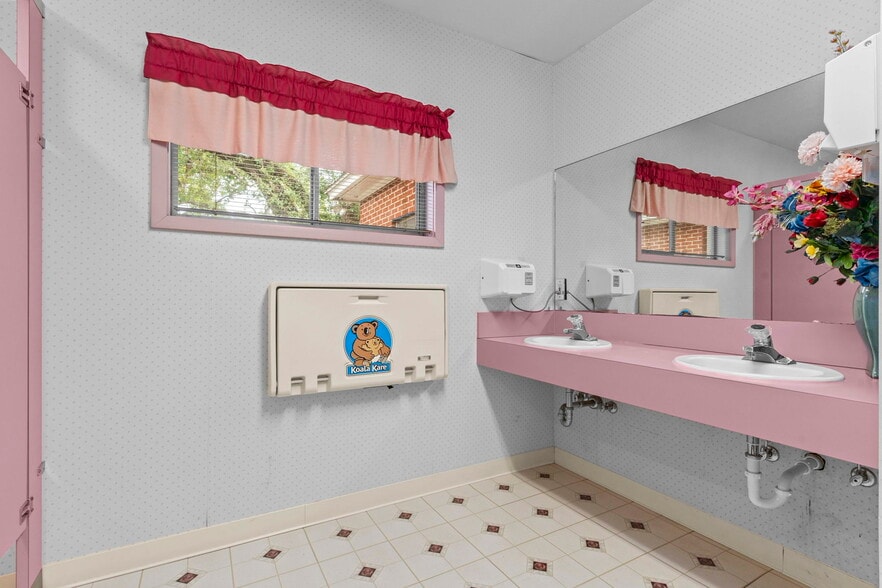 More Photos Of 403 W Sterling St, Baytown Funeral Home For Sale