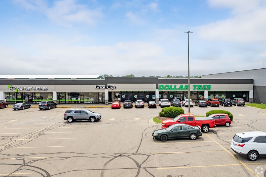 More Photos Of 438-462 E Edgewood Blvd & SEC American Rd & E Edgewood Blvd, Lansing Storefront For Lease