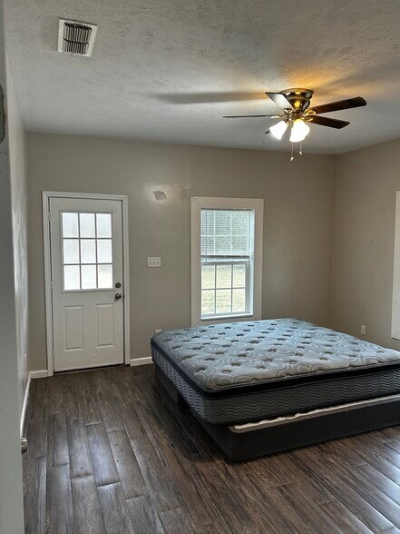 More Photos Of 309 Railroad St, Buda Office For Sale