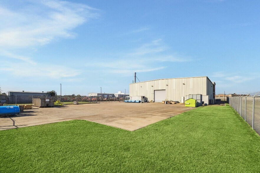 More Photos Of 25707 Southwest Fwy, Rosenberg Light Manufacturing For Sale