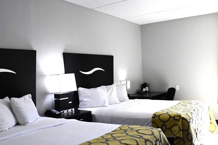 More Photos Of 2075 Highway 192 W, London Hotel For Sale