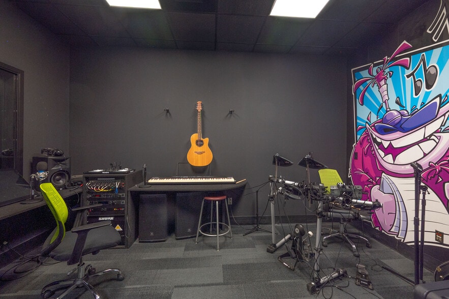 More Photos Of 16-18 Trowbridge Dr, Bethel Light Manufacturing For Sale