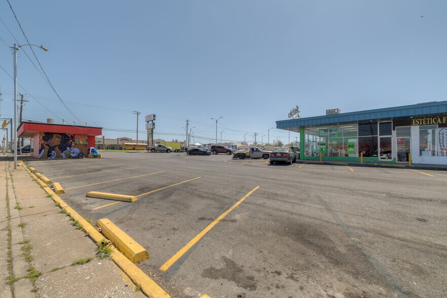 More Photos Of 2904 SW 44th St, Oklahoma City Flex For Lease