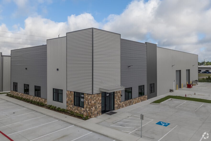More Photos Of 11307 Boudreaux Rd, Tomball Warehouse For Lease