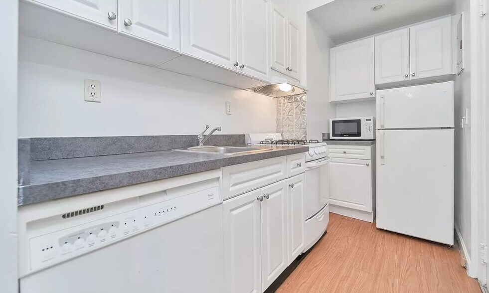 More Photos Of 25 E 38th St, New York Apartments For Sale