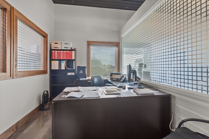 More Photos Of 2492 Crest Dr, Lake Geneva Office For Sale