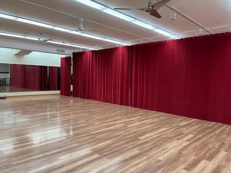 More Photos Of 75-79 E Jericho Tpke, Mineola Storefront Retail Office For Lease