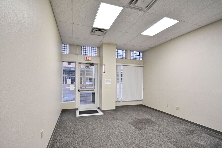More Photos Of 109-111 N River St, Seguin Office For Sale