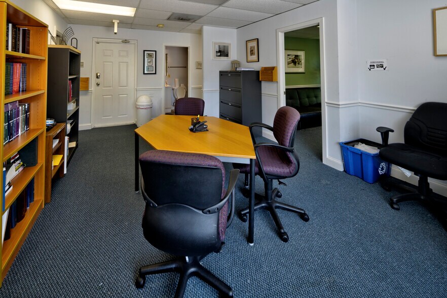 More Photos Of 10621-10623 Jones St, Fairfax Office For Sale