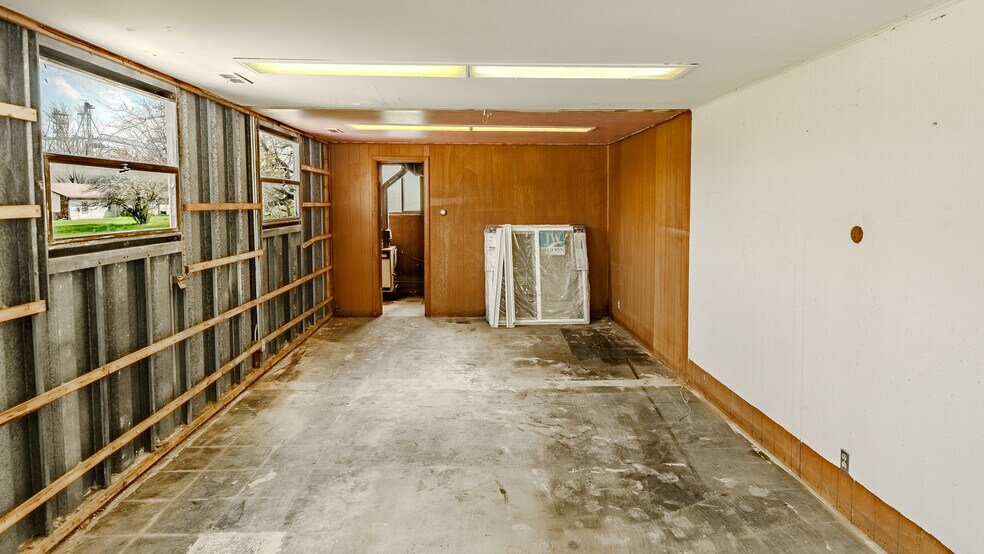 More Photos Of 608 Kenton, Reynolds Industrial For Sale