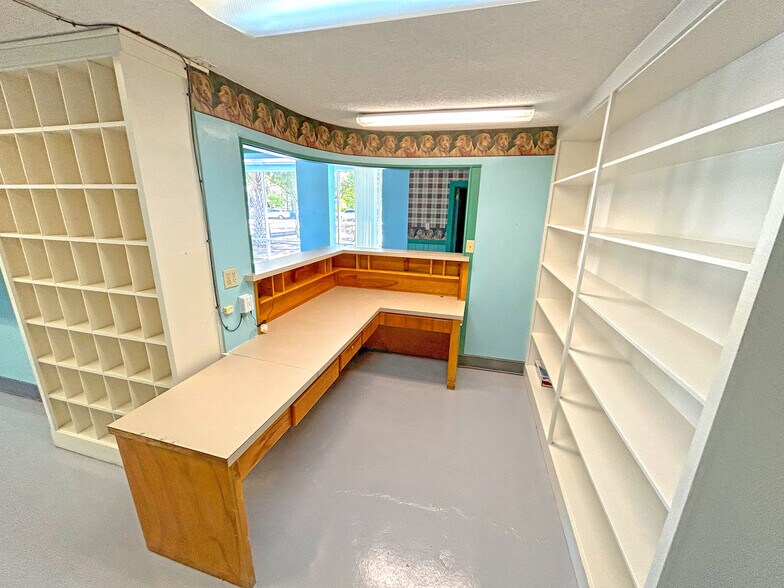 More Photos Of 1304 Government St, Mobile Veterinarian Kennel For Sale