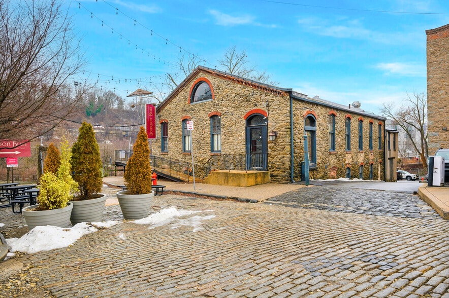 Primary Photo Of 2 Rector St, Philadelphia Freestanding For Sale