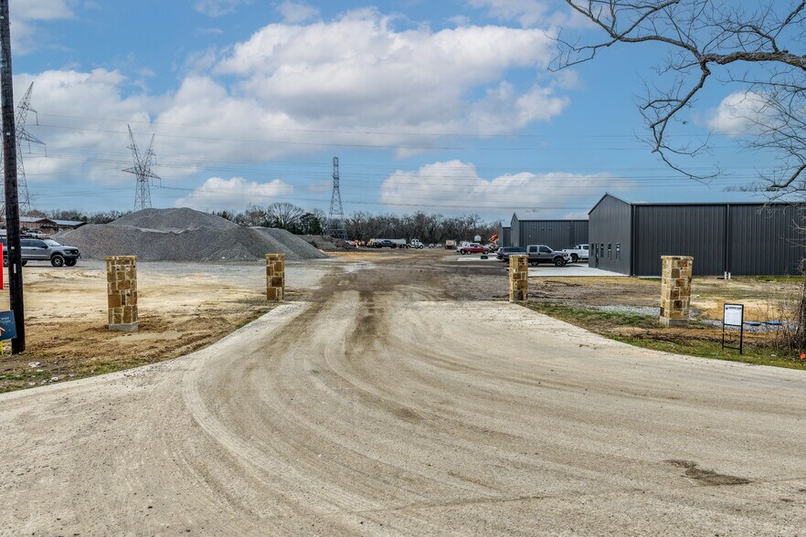 More Photos Of 1240 Blackland Trl, Lavon Warehouse For Lease