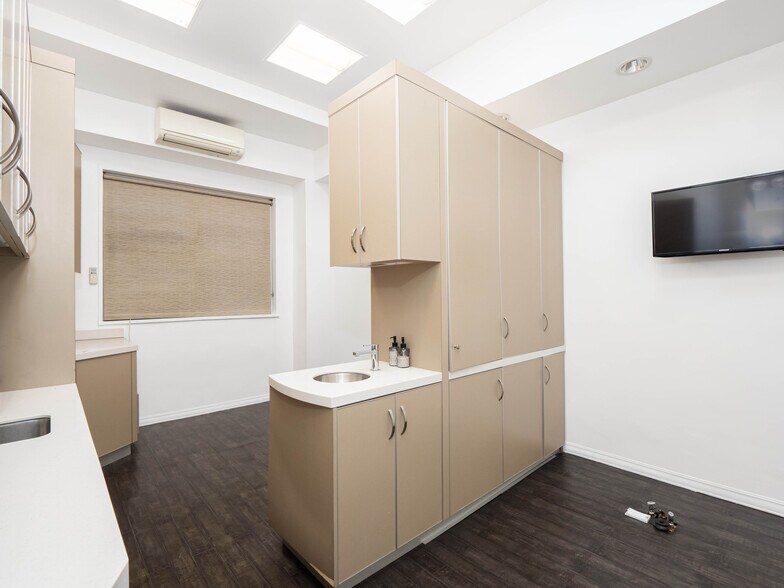 More Photos Of 130 E 63rd St, New York Apartments For Sale