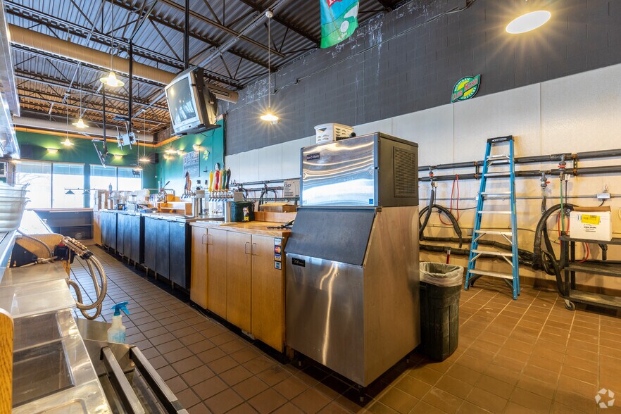 More Photos Of 1660 Fort St, Lincoln Park Bar For Sale