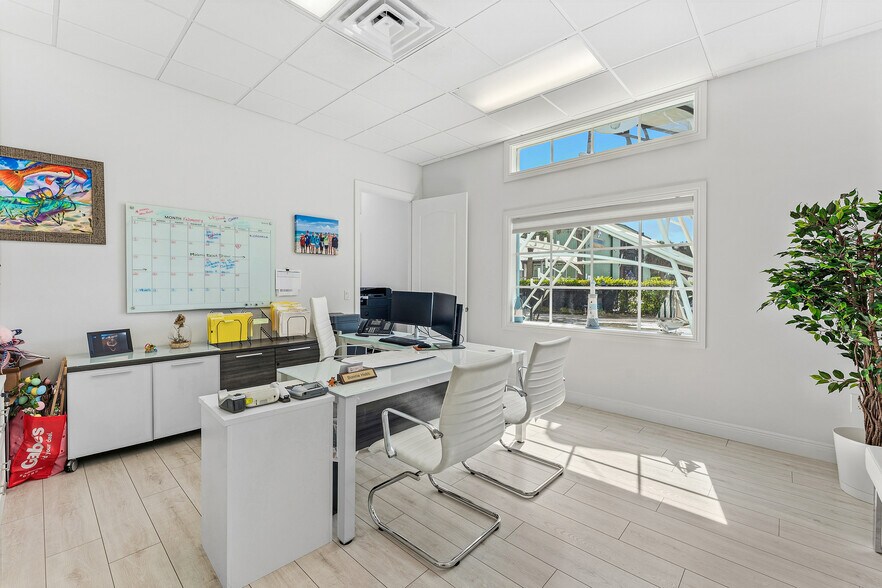 More Photos Of 250-300 SW Monterey Rd, Stuart Freestanding For Lease