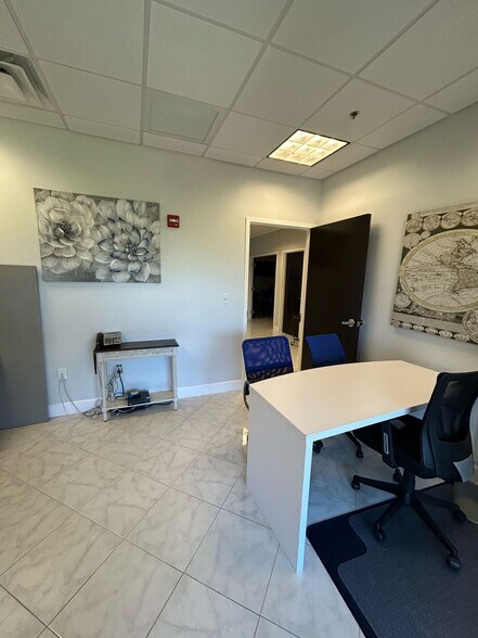 More Photos Of 13538 Village Park Dr, Orlando Office Residential For Lease