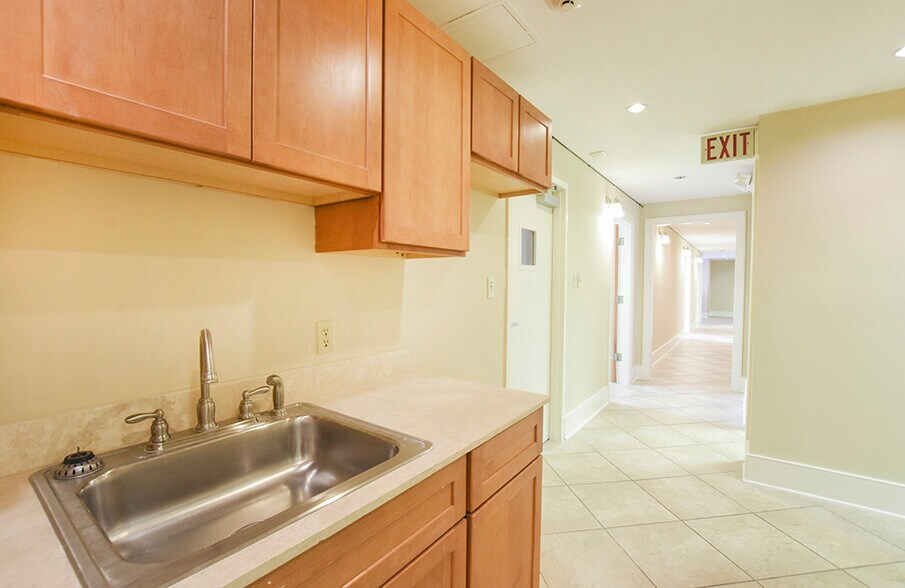 More Photos Of 4641 Fairfield St, Metairie Medical For Lease