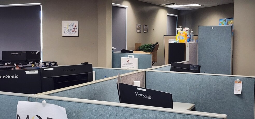 More Photos Of 301 Croft Dr, Windsor Distribution For Sale