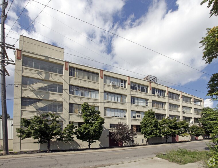 More Photos Of 40 W Howard St, Pontiac Manufacturing For Lease