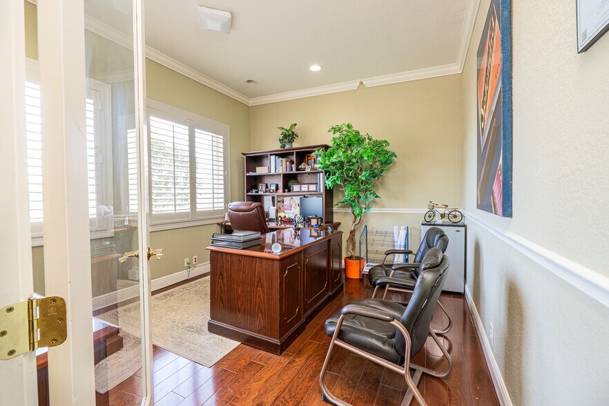 More Photos Of 5405 Taylor Rd, Naples Showroom For Sale