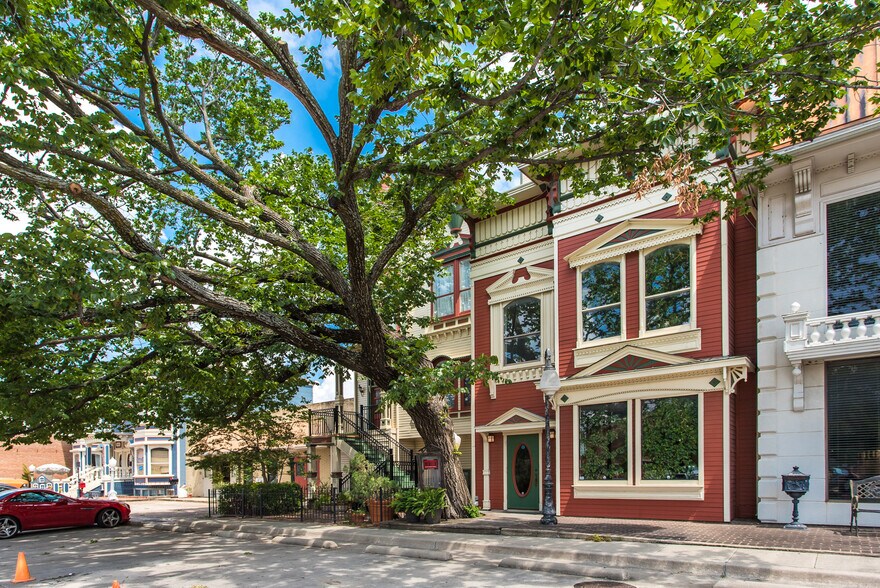 More Photos Of 4821 Broadway St, Addison Office For Sale