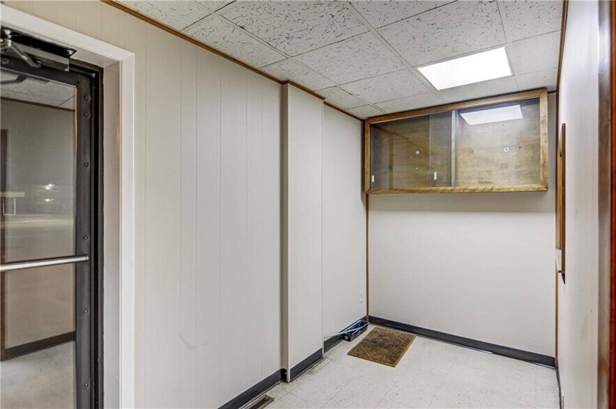 More Photos Of 1020 E Eldorado St, Decatur Service For Sale