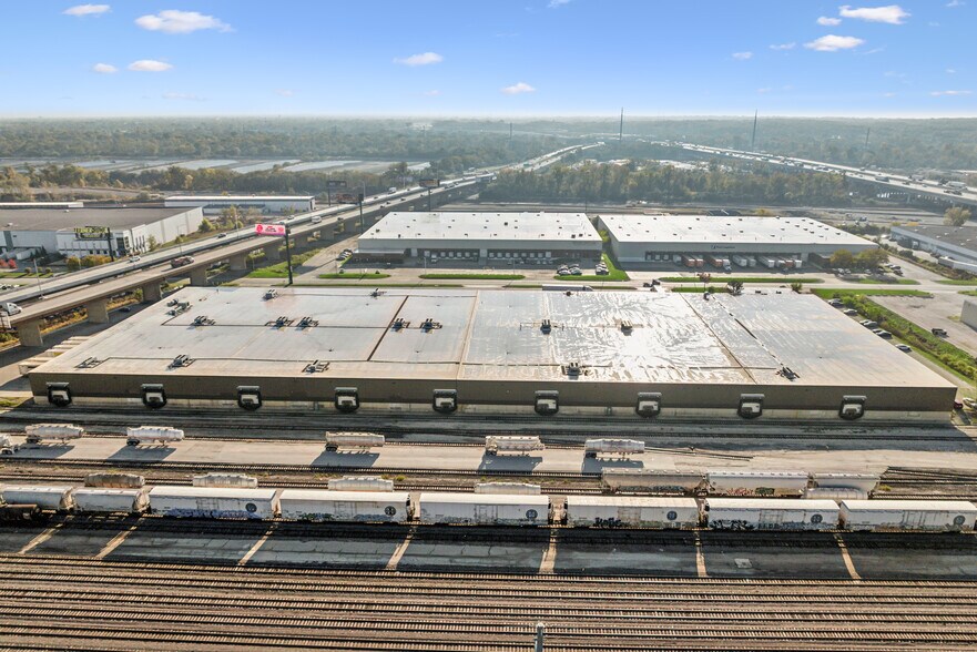 More Photos Of 7300 Santa Fe Dr, Hodgkins Distribution For Lease