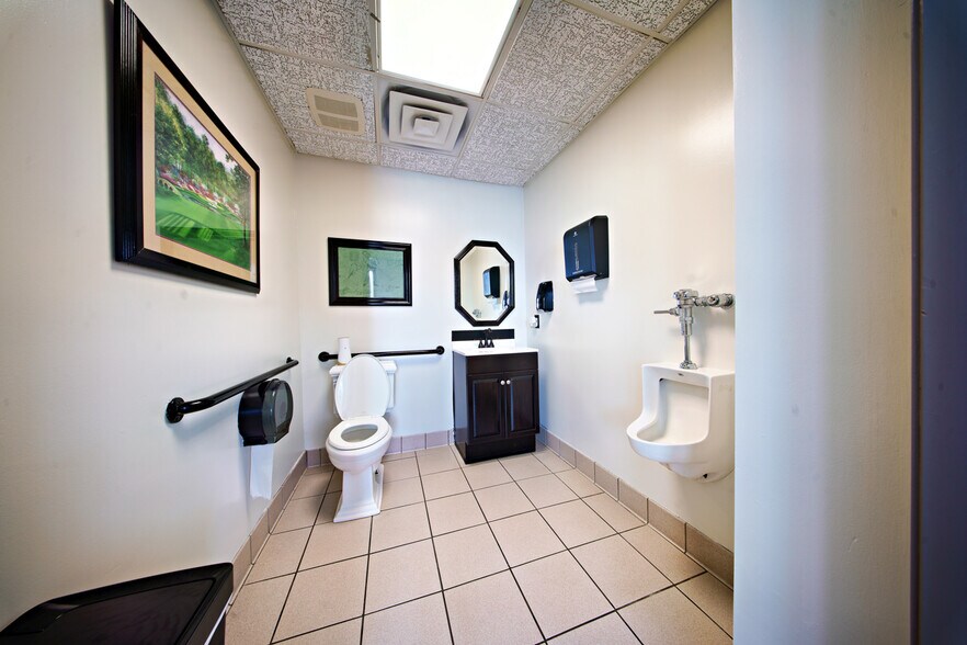 More Photos Of 128 Oakview Club Dr, Macon-Bibb Golf Course Driving Range For Sale