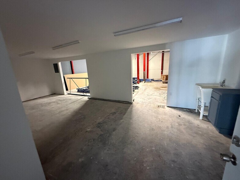 More Photos Of 2578 Fowler St, Fort Myers Freestanding For Lease