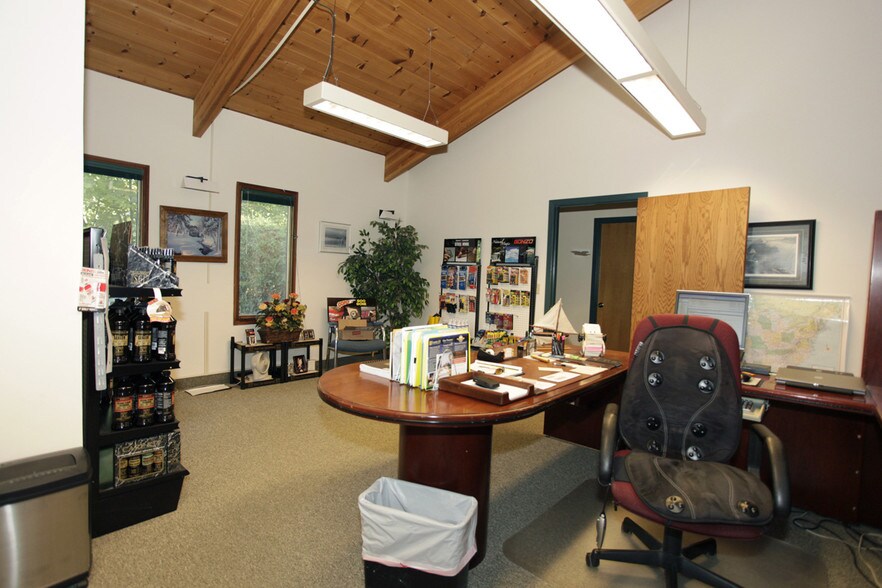 More Photos Of 3701 Shoreline Dr, Orono Coworking Space