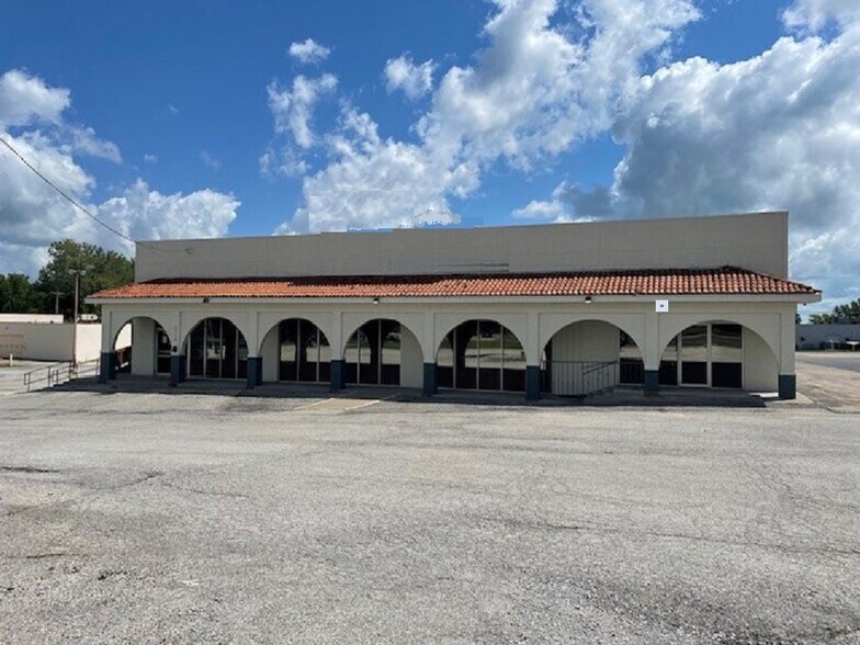 More Photos Of 2715 N Belt Hwy, Saint Joseph Freestanding For Lease