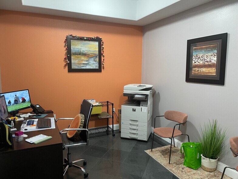 More Photos Of 8810 Commodity Cir, Orlando Showroom For Lease