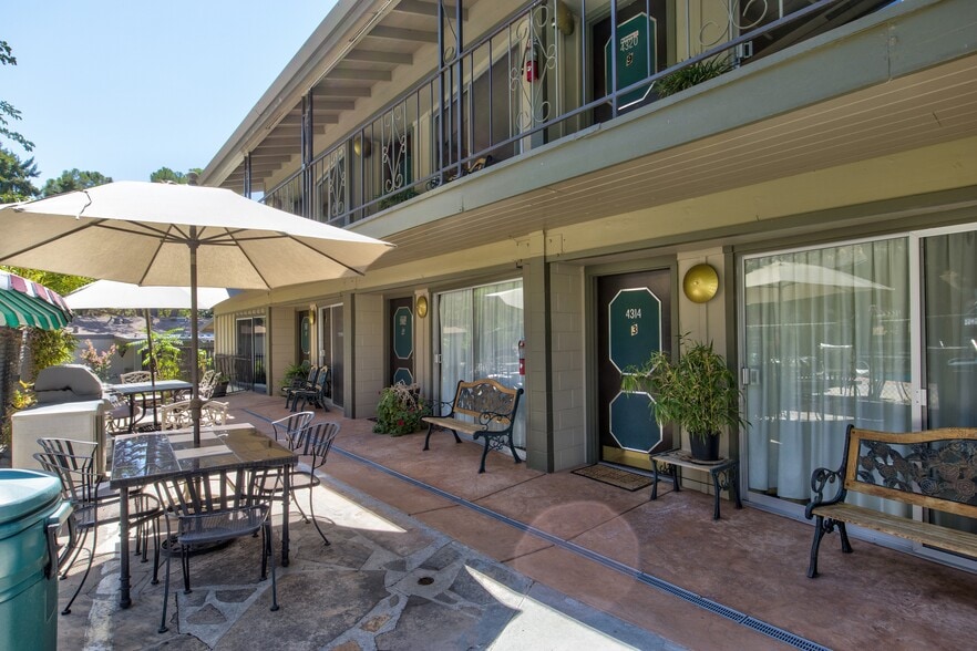 More Photos Of 13383 Sierra Way, Kernville Hotel For Sale