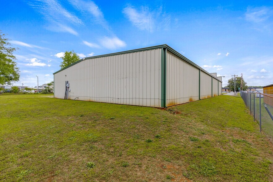 More Photos Of 405 Pearman Dairy Rd, Anderson Freestanding For Sale