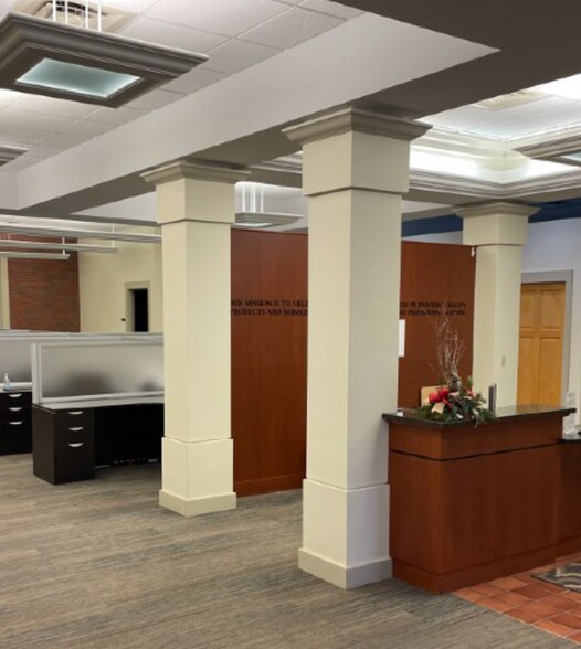 More Photos Of 1625 Commerce Pky, Bloomington Office For Sale