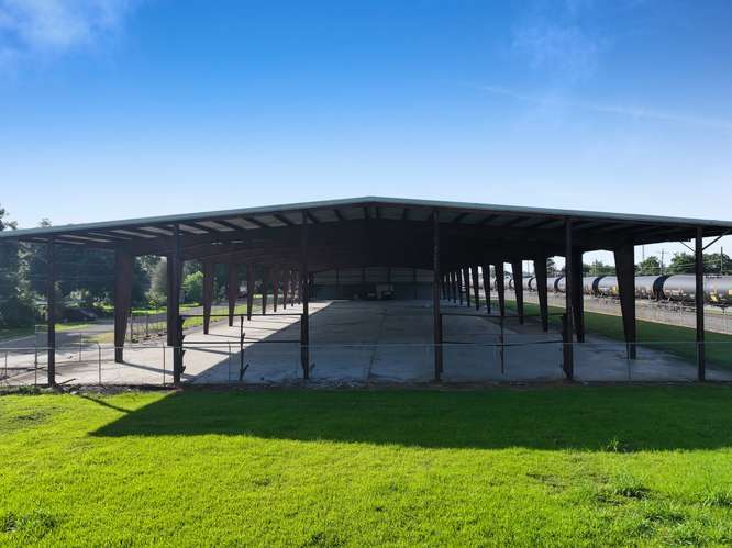 More Photos Of 1050 Detroit Ave, Nederland Distribution For Lease