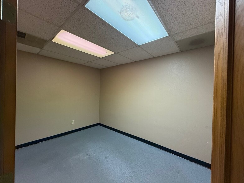 More Photos Of 2312 W Pawnee St, Wichita Unknown For Lease