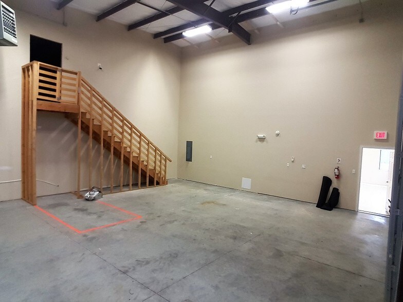 More Photos Of 1221 E 25th St, Lawrence Warehouse For Lease