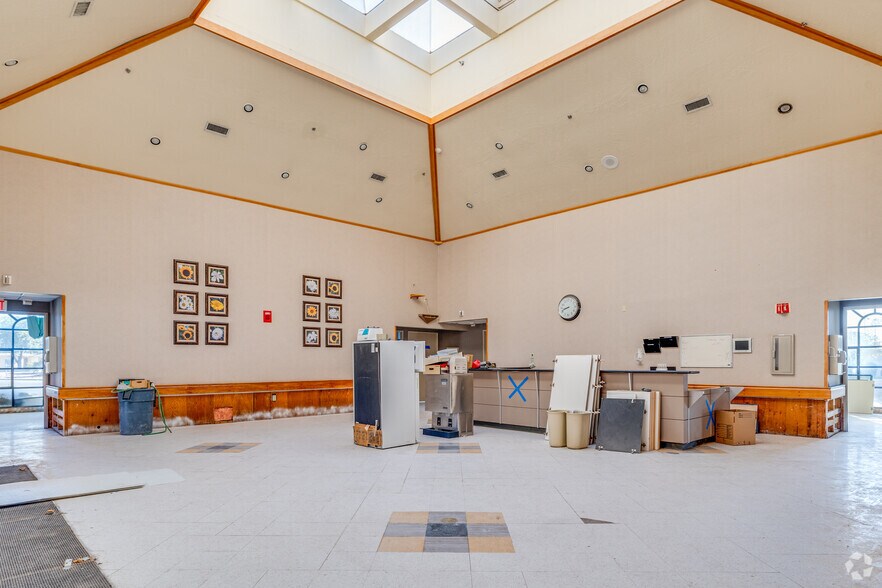 More Photos Of 13818 N Thunderbird Blvd, Sun City Rehabilitation Center For Sale