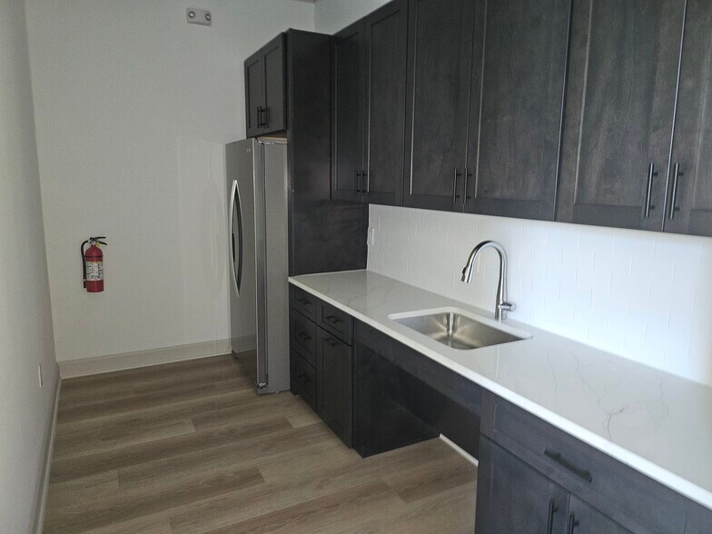 More Photos Of 1325 Main St, Katy Office For Sale