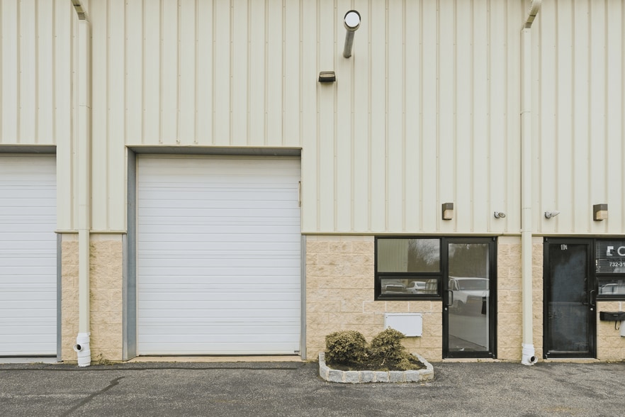 More Photos Of 331 Fairfield Rd, Freehold Service For Lease