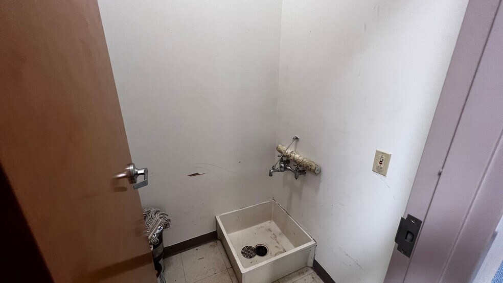 More Photos Of 2100 Ferry St, Easton Medical For Lease