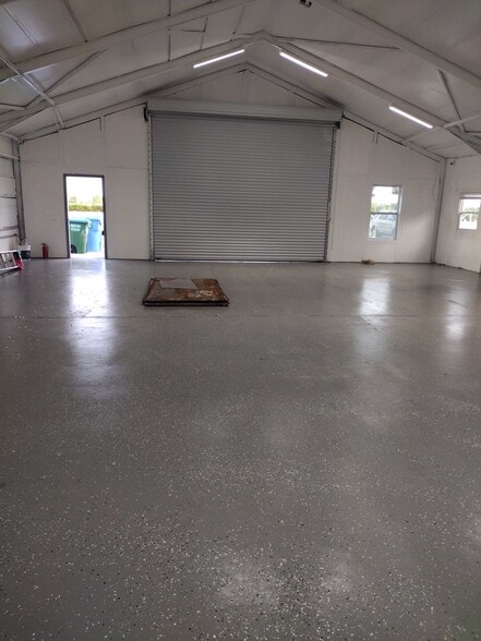 More Photos Of 11118 S Cleveland Ave, Fort Myers Warehouse For Lease