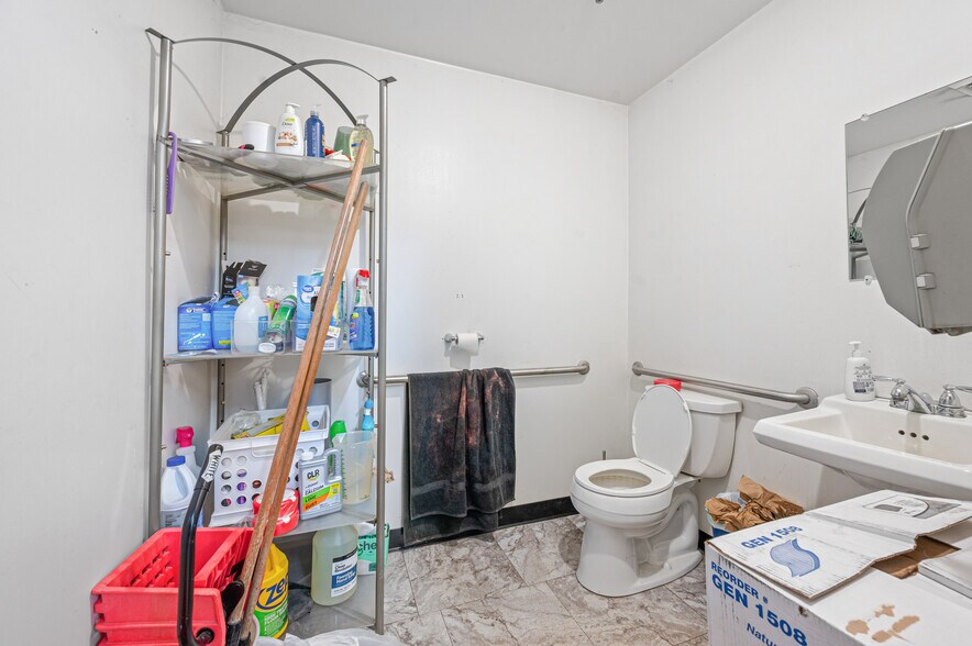 More Photos Of 1508-1574 N Mitchell St, Cadillac General Retail For Sale