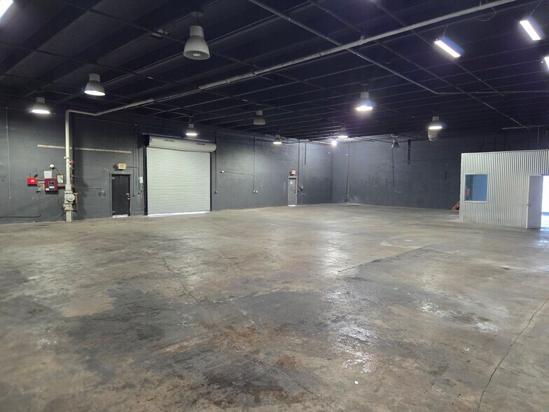 More Photos Of 5750 Columbia Cir, Mangonia Park Warehouse For Lease