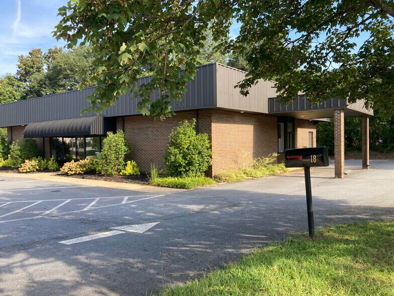 More Photos Of 18 W Gibson St, Hartwell Medical For Sale