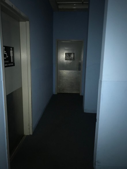 More Photos Of 1556 E Main St, Oak Hill Showroom For Lease