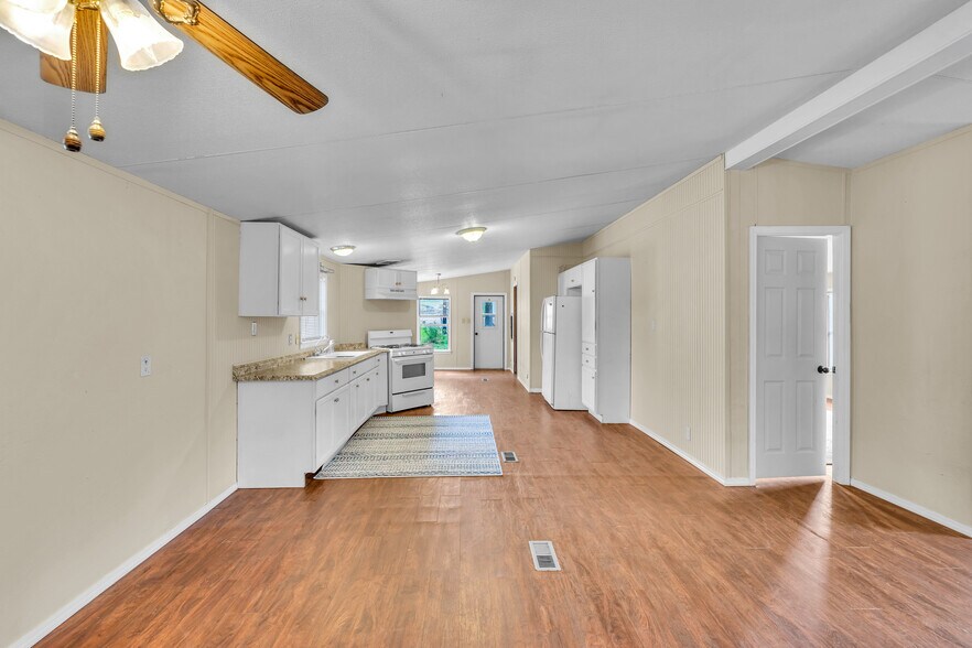 More Photos Of 123 Rocky Rd, Hye Storefront Retail Residential For Sale